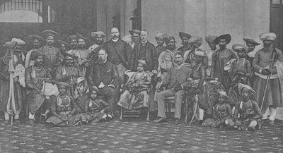 Il giovane Maharaja di Gwalior con il suo tutore Sir Lepel Griffin e la corte, c.1886 da English Photographer